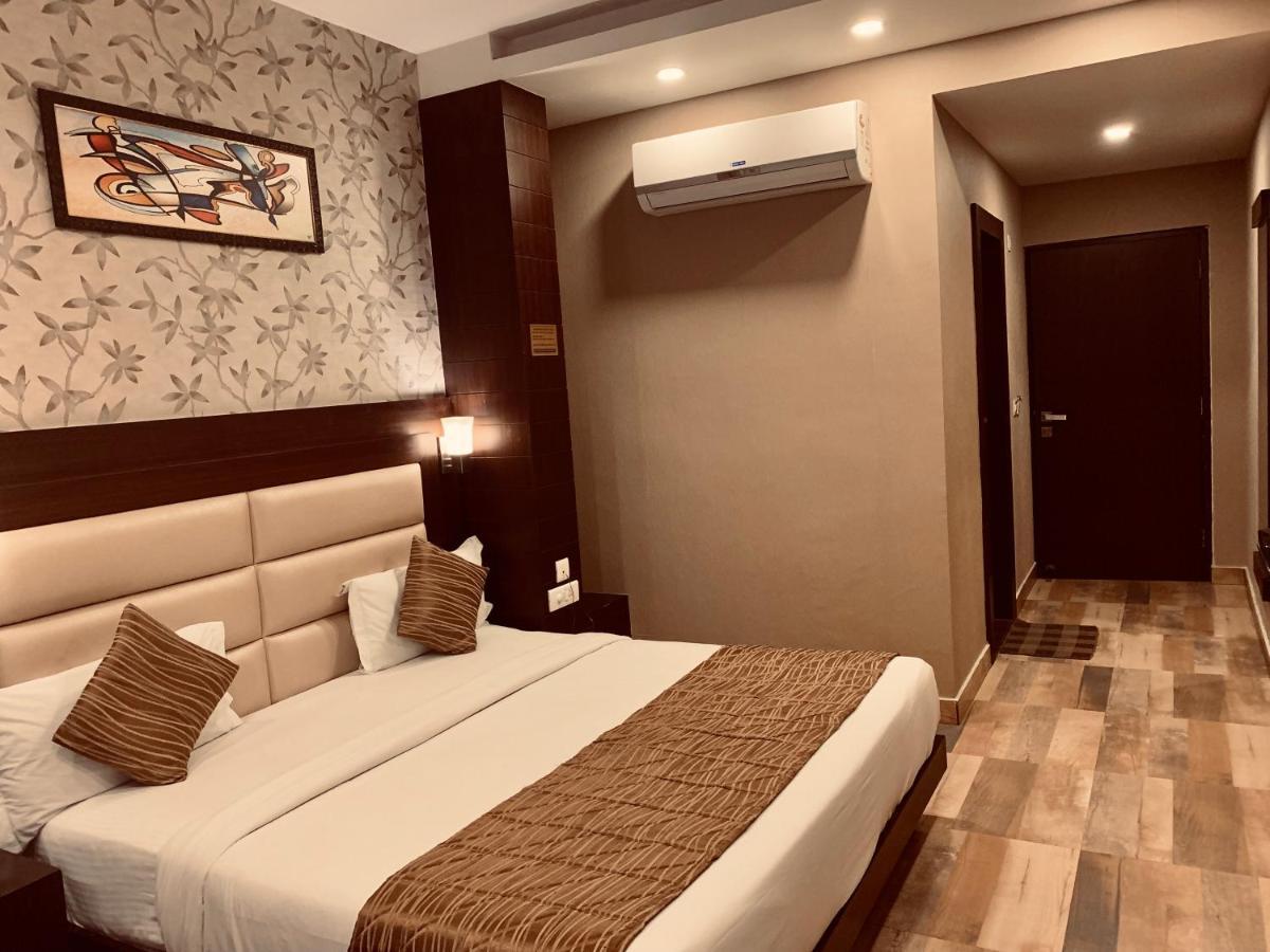 Hotel The Onix Dehradun Zewnętrze zdjęcie
