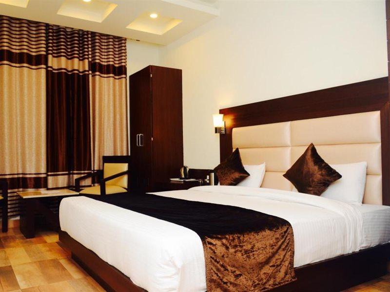 Hotel The Onix Dehradun Zewnętrze zdjęcie