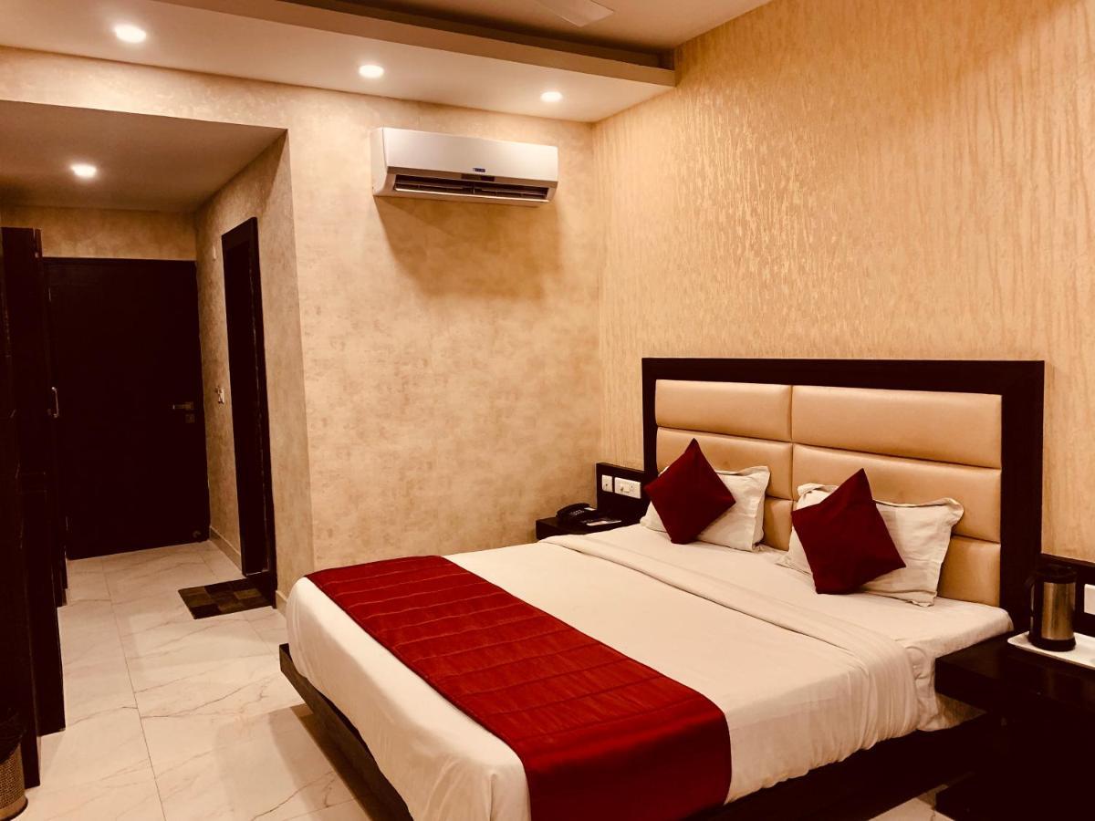 Hotel The Onix Dehradun Zewnętrze zdjęcie