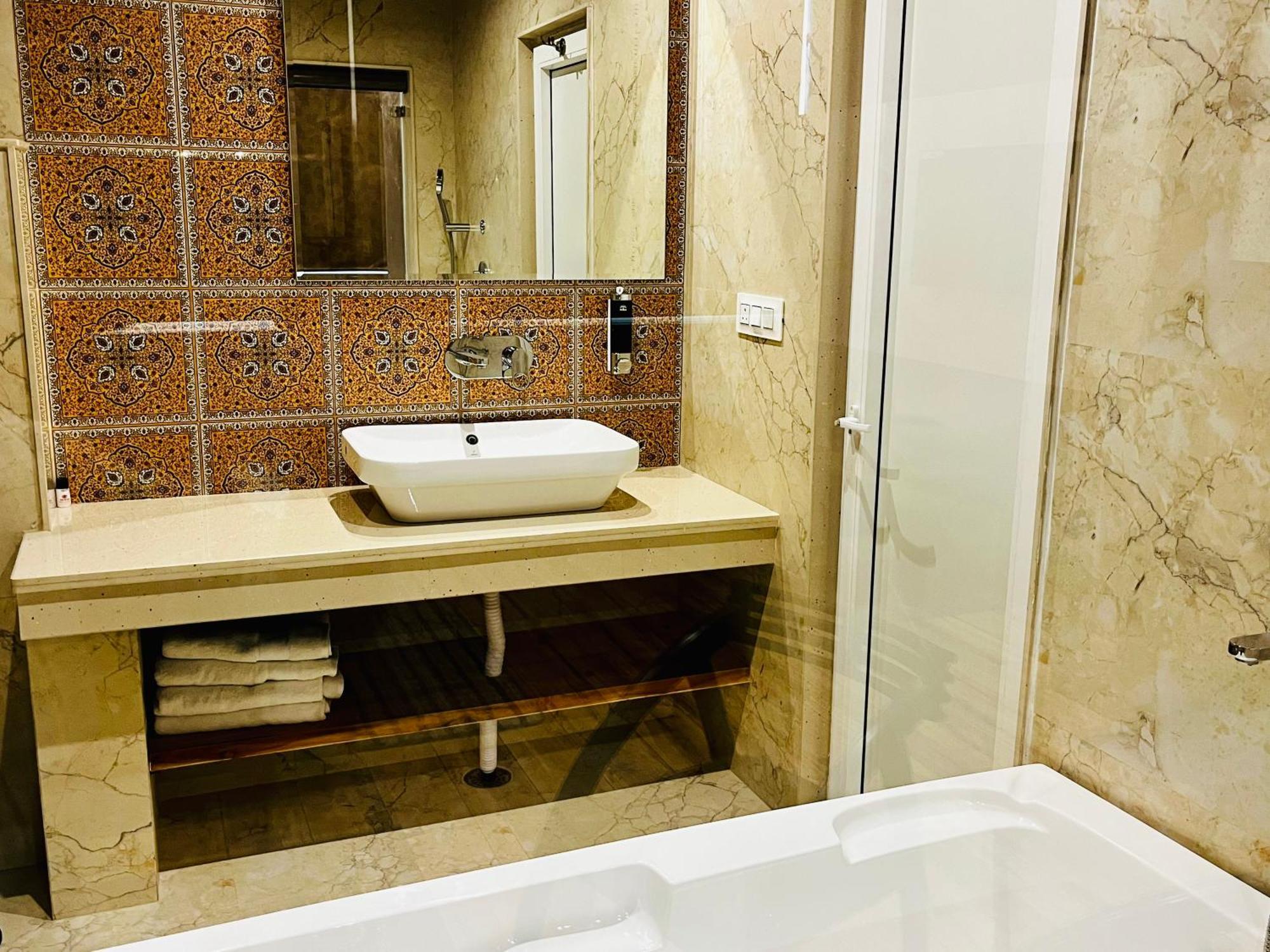 Hotel The Onix Dehradun Zewnętrze zdjęcie