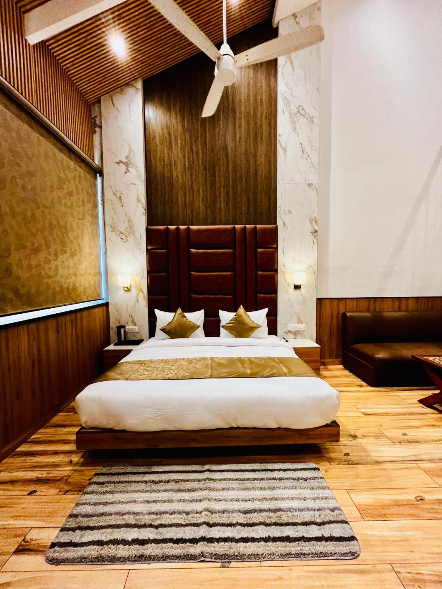Hotel The Onix Dehradun Zewnętrze zdjęcie