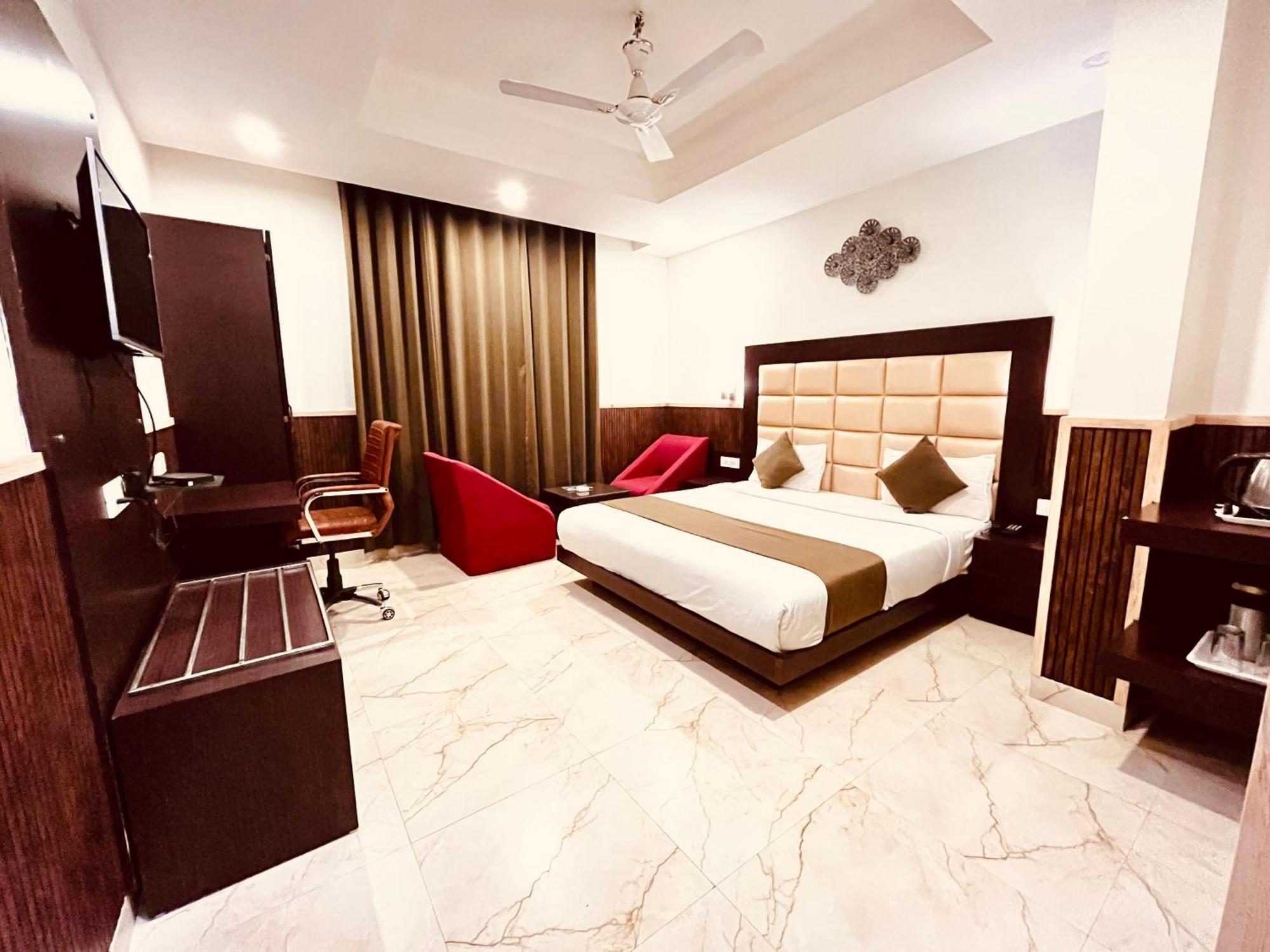 Hotel The Onix Dehradun Zewnętrze zdjęcie