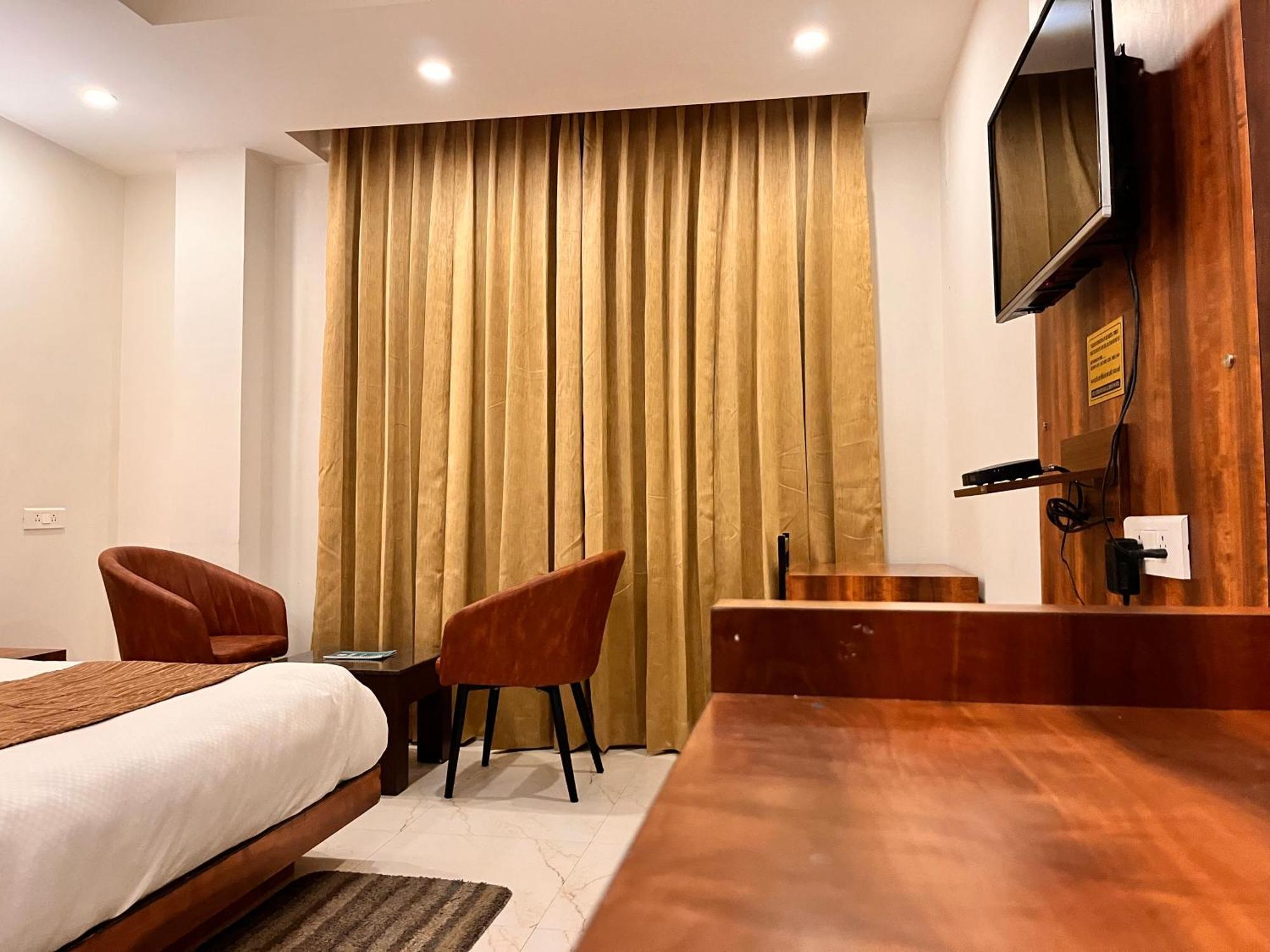 Hotel The Onix Dehradun Zewnętrze zdjęcie