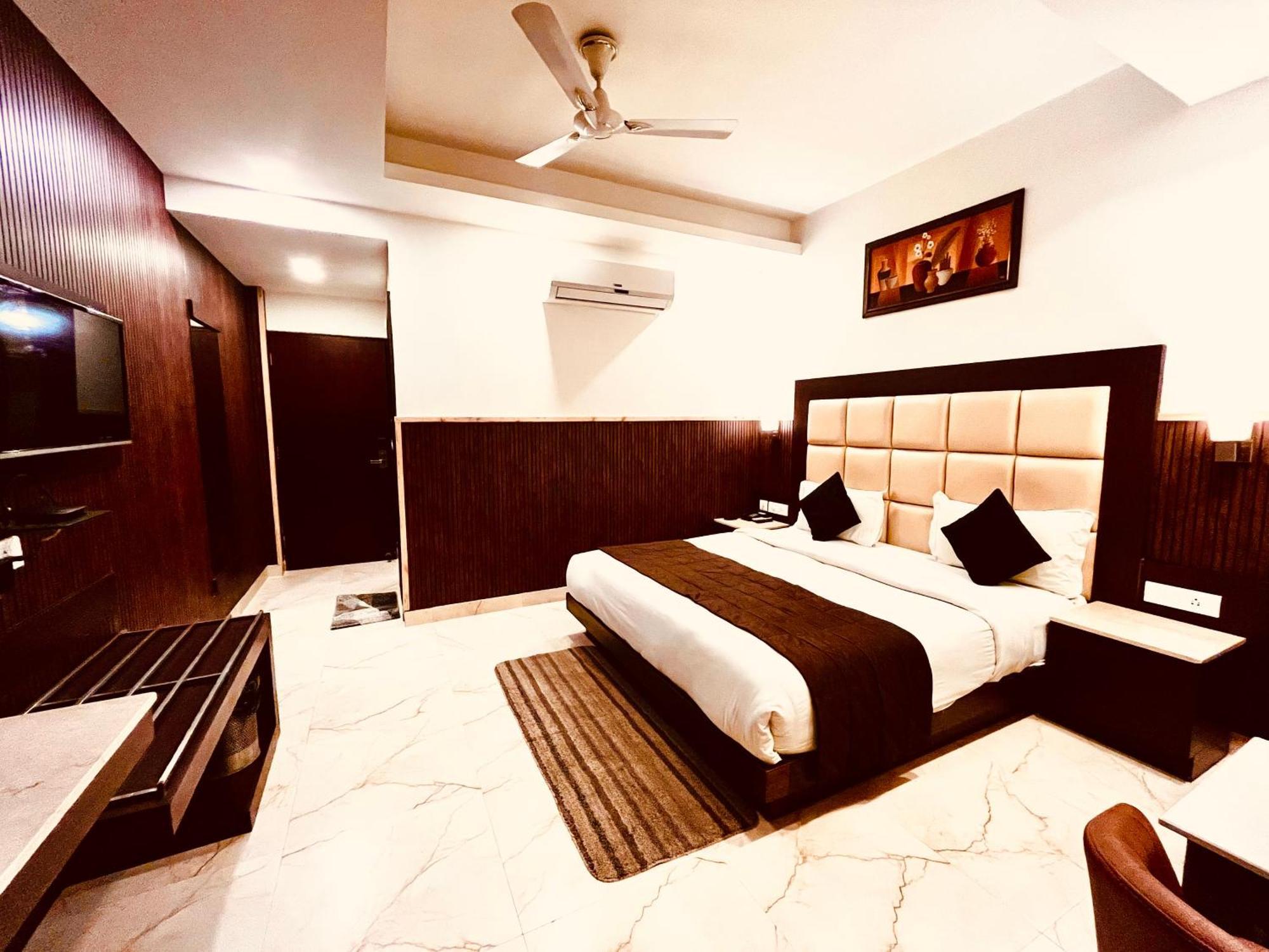 Hotel The Onix Dehradun Zewnętrze zdjęcie