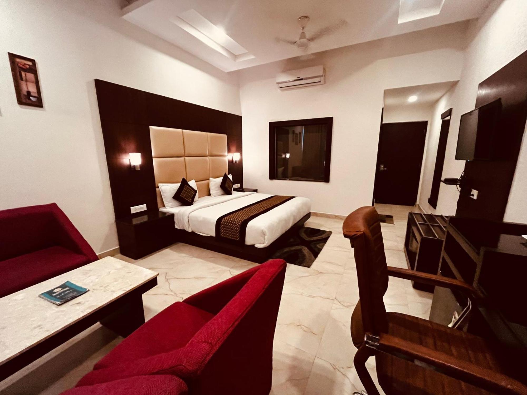 Hotel The Onix Dehradun Zewnętrze zdjęcie