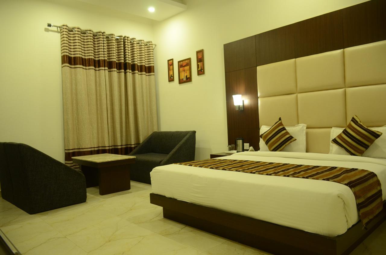 Hotel The Onix Dehradun Zewnętrze zdjęcie