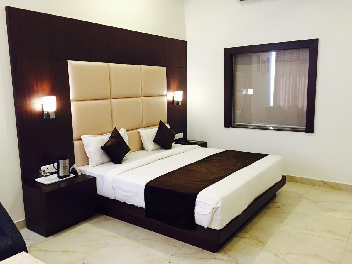 Hotel The Onix Dehradun Zewnętrze zdjęcie